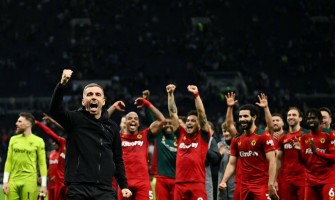 Premier League Wolves nosí červené dresy, aby ukázali svého vlčího ducha