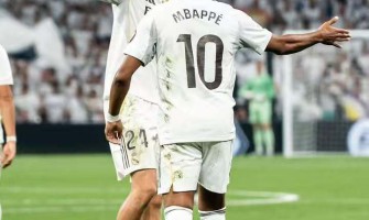 Mbappé slaví své první vítězství v La Lize v dresu Realu Madrid s číslem 10.