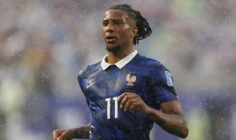 Na křižovatce po porážce Francie, červeno-červený Oliseův Bayern a bílý Real Madrid...