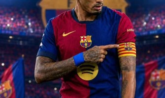 Raphinha s páskou na rukávu nese tíhu *Blaugrana*.