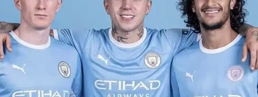 Kdo bude nosit nový dres Manchesteru City, když odešli staří záložníci?